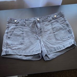 Women’s twill shorts.